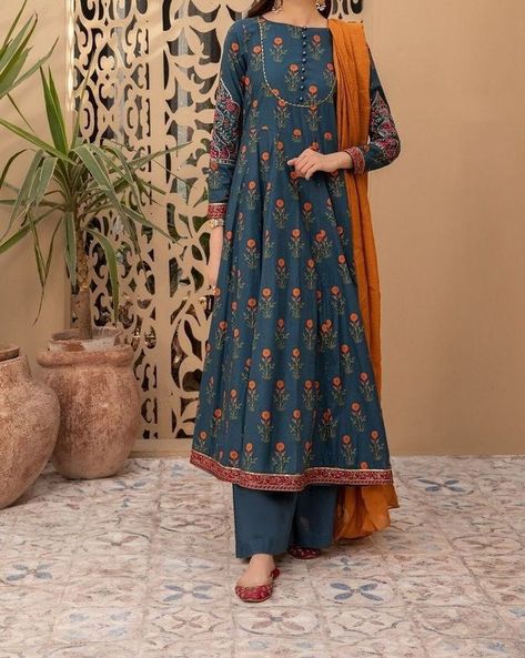 Printed Lawn Long Frock Design, Pregnant Pakistani Outfits, Maternity Frocks Pakistani, All Over Printed Suits Design Pakistani, Lawn Frock Design, Lawn Dress Design, Karishma Tanna, Long Frock Designs, Frock For Women