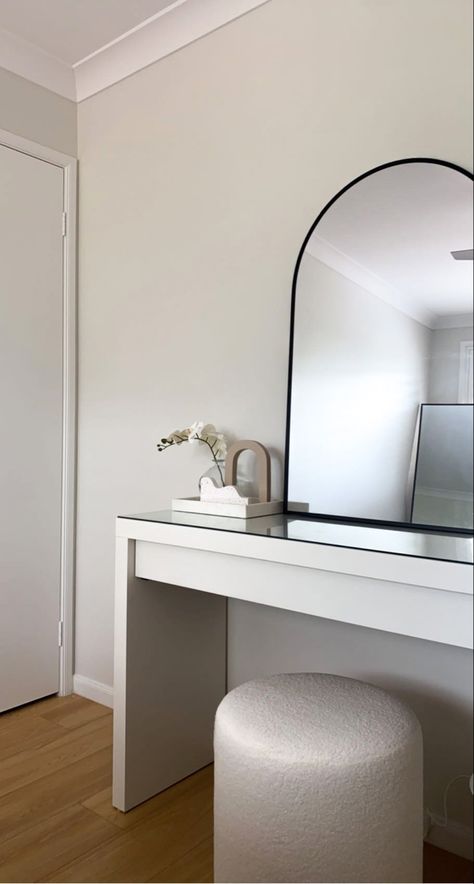 Makeup Vanity Minimalist, Make Up Table Aesthetic, Minimalistic Vanity, Vanilla Bedroom, Minimal Vanity, Simple Vanity, Stylish Room Decor, Minimalist Vanity, Dressing Room Decor