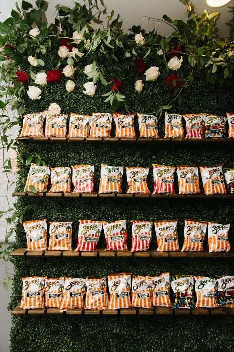 We've seen donut walls but we have never seen a potato chip wall..until now. Click through for more creative catering ideas.  #creativecatering #eventplanning #summerparty #futureparty #weddingideas New Orleans Design, Chip Wall, Walking Taco Bar, Donut Walls, Creative Catering, Colorful Macarons, Wedding Snacks, Unique Party Ideas, Late Night Snack