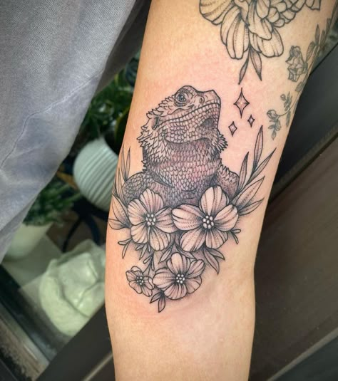 Iguana Tattoo, All Star Tattoo, Small Tattoo Ideas For Men, Bearded Dragon Tattoo, Gecko Tattoo, 22 Tattoo, Lizard Tattoo, Brain Tattoo, Shin Tattoo