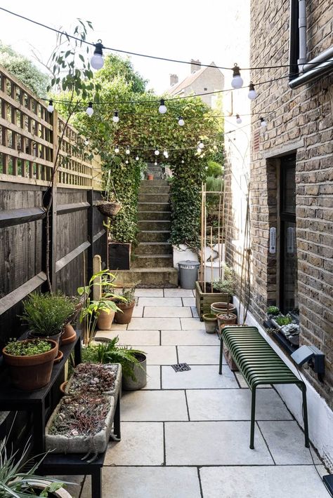 On the ground floor of a Victorian terrace house in London, lies this cozy one-bedroom apartment. The flat has recently been renovated with much attention to the historic building. And it is now furnished in Victorian Terrace Garden Back, Side Return Garden Ideas, Side Return Garden, Terrace House Garden, Terraced House Garden, Victorian Terrace Garden, Cozy Flat, Tiny Backyard, Flat In London