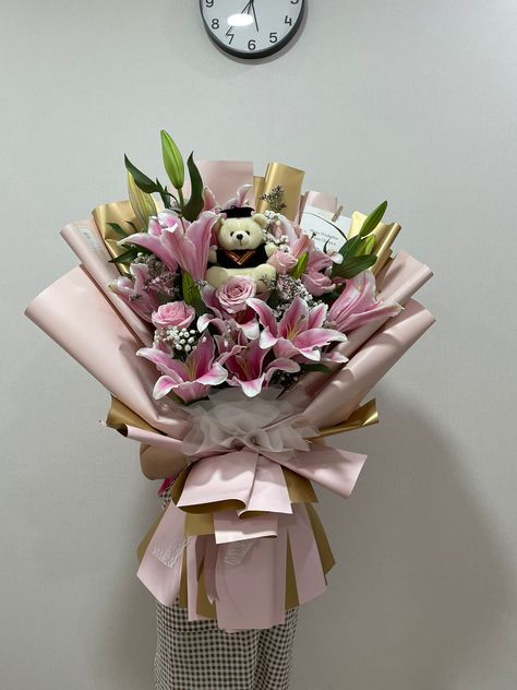 Graduation Bouquet Tulips, Graduation Gift Bouquet Ideas, Grad Bouquet Ideas, Graduation Bouquet Ideas, Grad Bouquet, Bucket Wisuda, Graduation Flowers Bouquet, Homemade Bouquet, Graduation Flower Bouquet