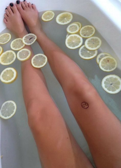 Pinterest ; ♚omgitshaleigh♚ Legs In Bath, Lemon Bath, Bath Recipes, Lush Bath, Lemon Rosemary, No Bad Days, Relaxing Bath, Spa Day, Diy Beauty