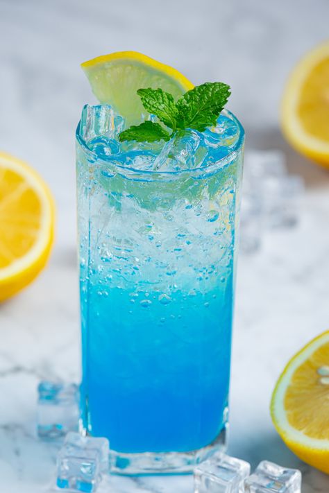 Mocktail Mojito, Sprite Recipe, Soda Drinks Recipes, Sweet Drinks Recipes, Kool Aid Flavors, Virgin Mojito Mocktails, Fun Party Drinks, Soda Drink, Blueberry Lemonade