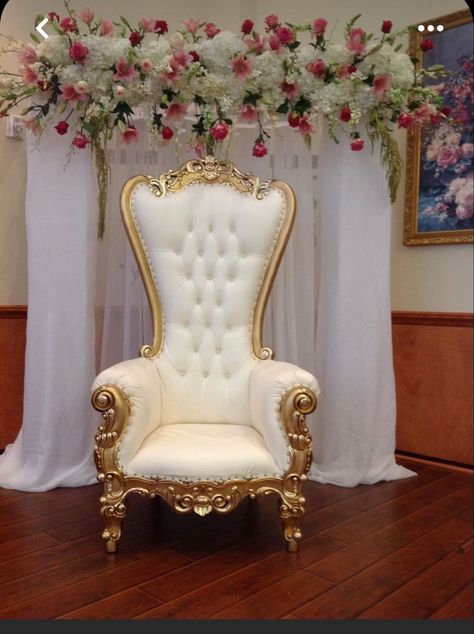 Quince Chair, Marriage Hall Decoration, Marriage Hall, Photography Studio Decor, King Chair, Quince Decorations, Exterior Christmas, Quinceanera Decorations, Quinceanera Themes