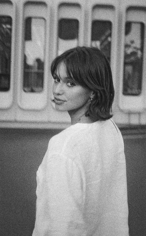 Short Hair Messy Bangs, 90s Bob Haircut Grunge, Short Hair Big Forehead, Short 90s Bob, Chin Length Hair With Curtain Bangs, Short Curtain Bangs Short Hair, Short Vintage Hair, Short Bob Brown Hair, Messy Layered Bob