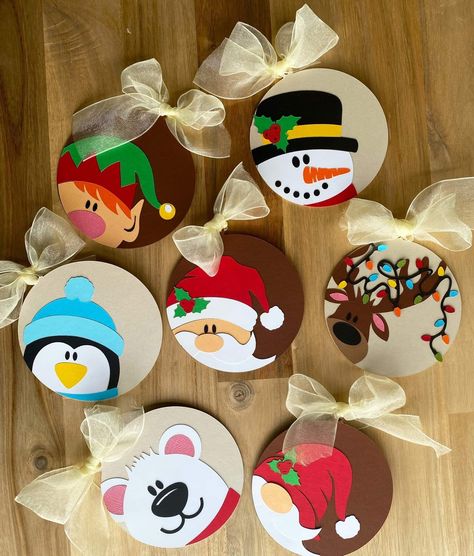 Painting Wood Rounds Christmas, Christmas Mdf Ideas, Painted Wooden Disc Ornaments, Christmas Ornaments Painted On Small Wood Circles, Wooden Circle Crafts, Wooden Circle Snowman Ornament, Gingerbread Wood Slice Ornament, Inexpensive Christmas Gifts, Circle Crafts