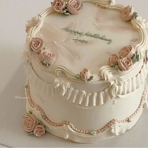 Dainty Cakes Aesthetic, Old Money Cake Ideas, Couqutte Cake, Coquette Cake Ideas, White Cake Design Birthday, Aethstetic Cake, Vintage Circle Cake, Dainty Birthday Cake, Easy Vintage Cake