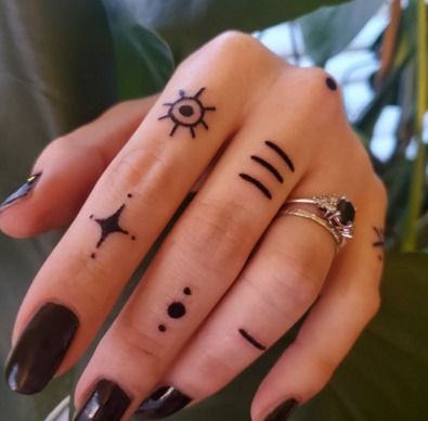 33 Super Cute Finger Tattoo Ideas You Need Right Now Little Finger Tattoos, Girly Hand Tattoos, Tattoo Design Ideas For Women, Cool Finger Tattoos, Tattoo For Boyfriend, Cute Finger Tattoos, Small Finger Tattoos, Finger Tattoo For Women, Ring Finger Tattoos