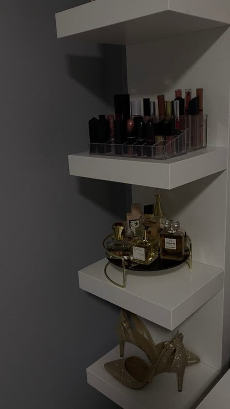 Aesthetic Description, Baddie Room Ideas, Cuartos Ideas, Emily Room, Bag Shelf, Old Money Luxury, Decorating My Room, Black Bedroom Ideas, Rangement Makeup