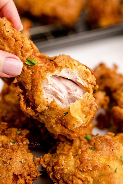 Easy Buttermilk Fried Chicken, Spicy Popcorn Chicken, Buttermilk Fried Chicken Recipe, Juicy Fried Chicken, Hot Chicken Recipe, Fried Chicken Drumsticks, Spicy Popcorn, Fried Chicken Recipe Southern, Fried Meat