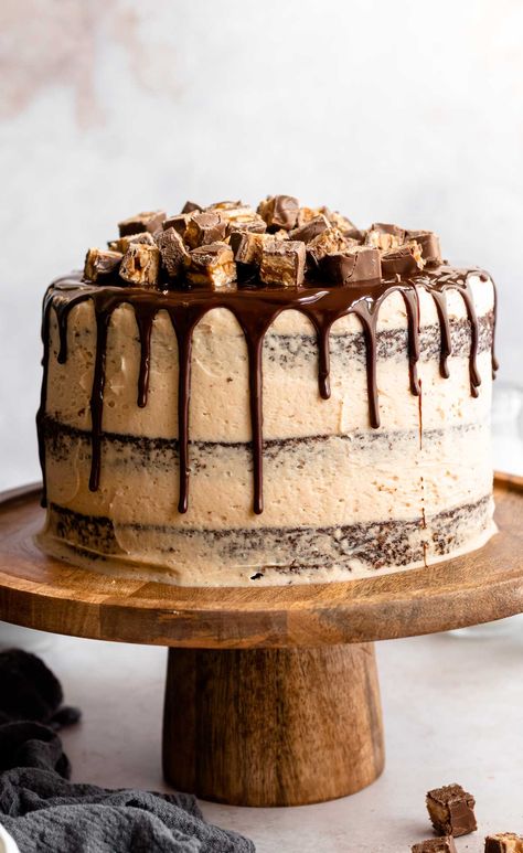 Close up shot of a snickers cake. Soft Chocolate Cake, Snickers Cake, Peanut Butter Caramel, Snickers Candy, Butter Caramel, Dessert Smoothie, Caramel Frosting, Candy Cakes, Tasty Baking