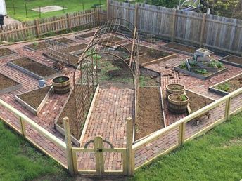 Veggie Garden Layout, Raised Garden Beds Diy Vegetables, Raised Gardens, Garden Bed Layout, Garden Nails, Brick Path, Garden Layout Vegetable, Brick Garden, Bed Floor