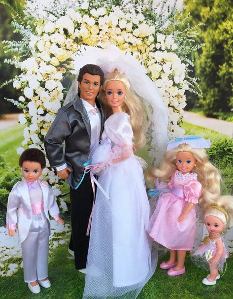 Barbie And Ken Wedding, Barbie Bebe, Barbie And Her Sisters, Barbie Happy Family, Barbie Sisters, Barbie Bridal, Barbie Doll Accessories, Barbie Wedding Dress, Barbie Bride