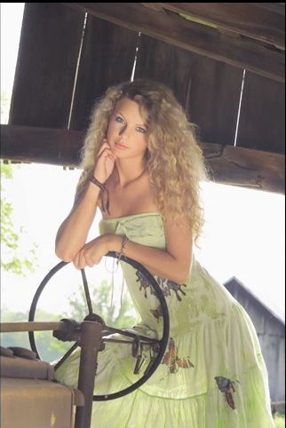 Old rare taylor swift picture Photo Of Taylor Swift, Taylor Swift Country, Taylor Swift Debut Album, Taylor Swift 2006, Taylor Swift Debut, Taylor Swift Photoshoot, Debut Photoshoot, Photos Of Taylor Swift, Taylor Swift Web