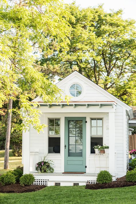 House By The Lake, Backyard Cottage, Small Cottage Homes, House Big, Beach House Exterior, Cottage Exterior, Tiny Cottage, Lake Cottage, Guest Cottage