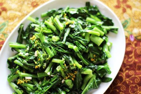 thai stir-fried greens with oyster sauce (add a lean protein for a complete meal in minutes) Fried Greens Recipe, Stir Fry Greens, Thai Stir Fry, Stir Fry Recipes, Green Vegetables, Oyster Sauce, Thai Food, Edamame, Greens Recipe