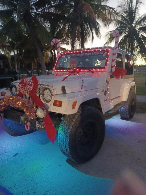 Jeep Decorated For Christmas, Jeep Christmas Lights, Christmas Jeep Wrangler, Jeep Decorations For Christmas, Jeep Christmas Parade Ideas, Jeep Wrangler Christmas Decorations, Christmas Jeep Decorations, Pretty Jeeps, Decorate Jeep For Christmas