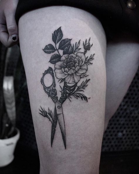 Floral Scissors tattoo on thigh by @sakim__ Cosmetology Tattoos, Hairdresser Tattoos, Hairstylist Tattoos, Sewing Tattoos, Cosmos Tattoo, Places To Get Tattoos, Bestie Tattoo, Best Scissors, Finger Tattoo Designs