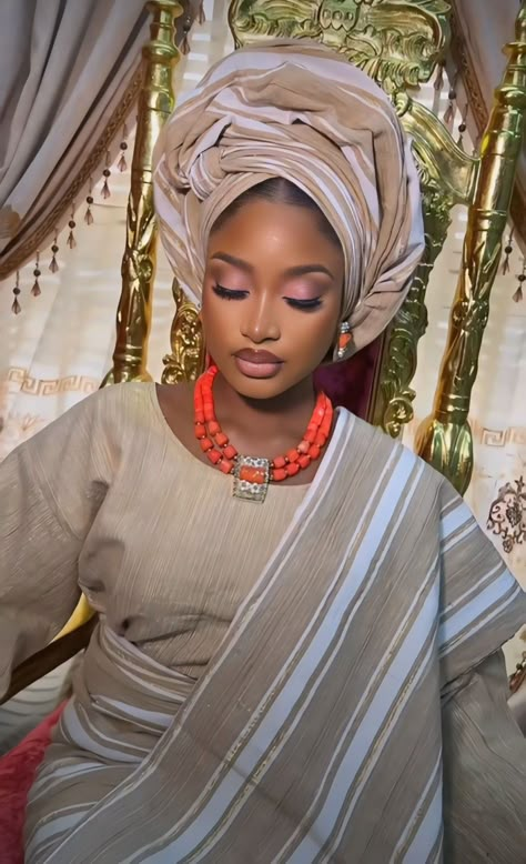 Aso Oke sanyan ~ Sanmiyan Asooke ~ Yoruba ~ Nigeria ~ Benin ~ Togo Nigerian Gele, Ankara Dress Designs, Nigerian Weddings, Aso Oke, Classy Dress Outfits, Nigerian Wedding, African Design Dresses, Latest African Fashion Dresses, African Design