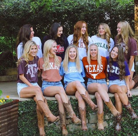 I like the boots and college T-shirt’s Senior Pictures Group, College Shirt Pictures, College Shirt Senior Pictures, College Decision, Senior Picture Makeup, College Pictures, College Graduation Photoshoot, College Senior Pictures, College Acceptance