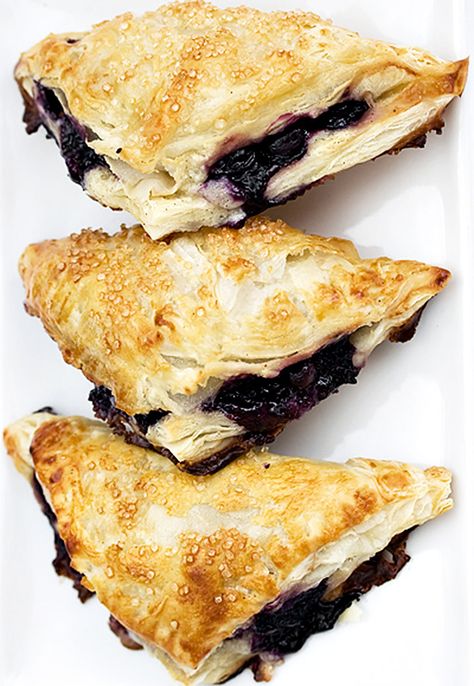 Easy Blueberry Turnovers with Cream Cheese Filling - made with store-bought filling, fresh or frozen blueberries and a bit of cream cheese filling. Blueberry Cream Cheese Turnovers, Blueberry Cream Cheese Filling, Blueberry Pie Filling Recipes, Puff Pastry Recipes Dinner, Cheese Turnovers, Philo Dough, Blueberry Turnovers, Cream Cheese Puffs, Cream Cheese Puff Pastry