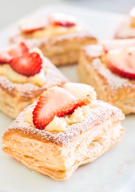 Strawberry croissants close-up shot of puff pastry layers and custard Strawberry Cream Croissant, Strawberry Croissant Recipe, Crossaint Recipe, Strawberry Croissants, Strawberry Croissant, French Desserts Easy, Cream Pan, Petite Desserts, Crossant Recipes