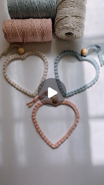 Macrame Trends 2024, Macrame Hearts Diy, Beginner Macrame Wall Hanging, Macrame Toys, Macrame Hearts, Macrame Heart Tutorial, Heart Macrame, Macrame Easy, Macrame Hoop Diy