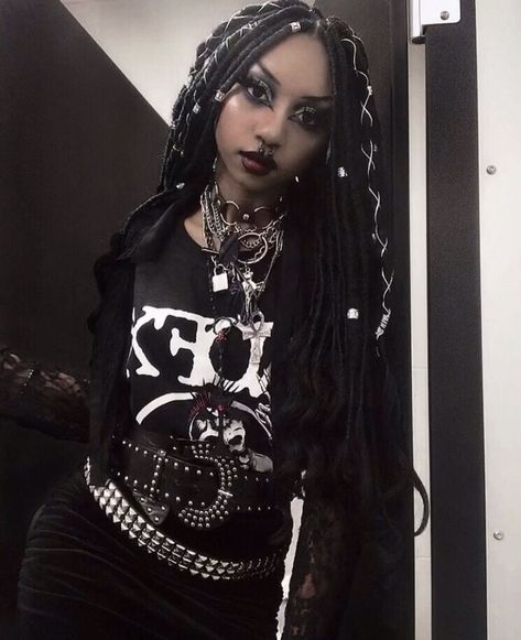 Poc Metalheads, Gothic Hairstyles Black Women, Black Alternative Fashion, Afro Goth Hairstyles, Goth Black Girls Aesthetic, Black Goth Girl Aesthetic, Black Alternative Girl Outfit, Black Women Goth, Afro Goth Women