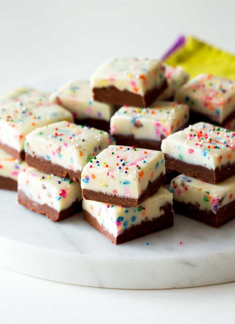 Birthday Cake Fudge Funfetti Fudge, Birthday Cake Fudge, Cake Batter Fudge, Birthday Cake Alternatives, Vanilla Birthday Cake, Homemade Snickers, White Cake Recipe, Sprinkle Cake, Fudge Recipes