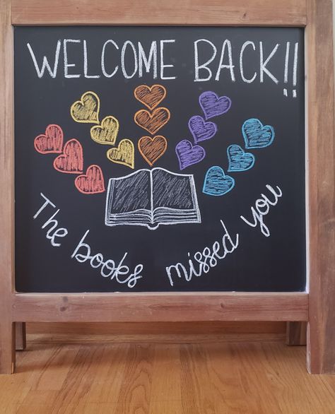 Library Chalkboard Signs, Spring Chalkboard Art, School Chalkboard Art, Library Classroom, Spring Chalkboard, Elementary Librarian, School Library Displays, Teen Library, School Board Decoration