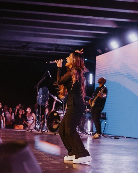 Worship Band Outfit, Worship Team Outfits Summer, Praise And Worship Outfits, Worship Aesthetic Outfits, Worship Outfits Women, Elevation Worship Outfits, Worship Leader Aesthetic, Worship Leader Outfit Women, Worship Singing