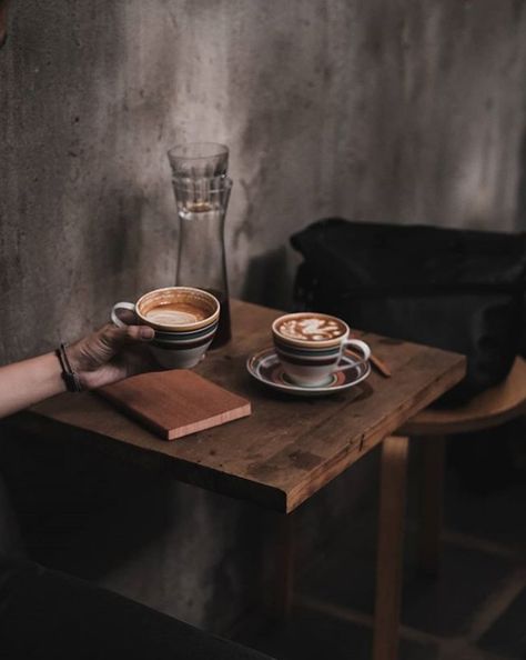 Ambience Photography, Cafe Ambience, Coffee Shop Photography, Coffee Shop Aesthetic, Coffee Wallpaper, First Thing In The Morning, Coffee Pictures, Gourmet Coffee, Coffee Photography