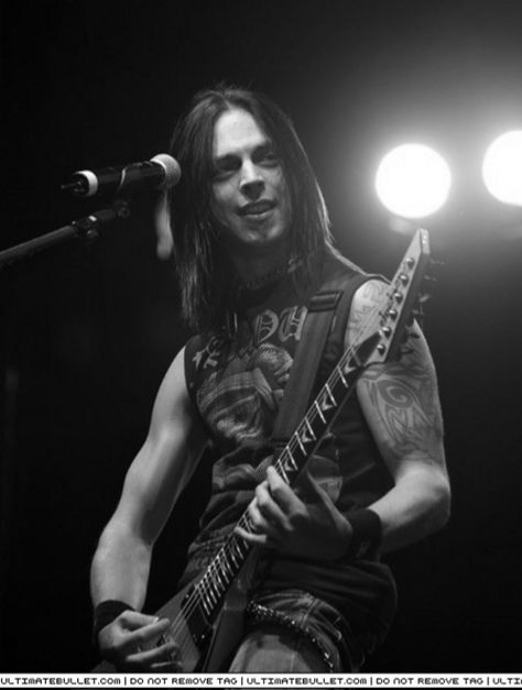 Matt Tuck, Bullet for my Valentine<<<I loved his hair like this so much, I miss it :'( Matthew Tuck, Nordic People, Matt Tuck, Metal Boy, Bullet For My Valentine, British Invasion, New Rock, Emo Bands, Pop Punk