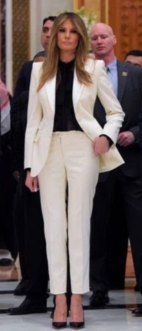 Ladies In Suits, Power Suits For Women, White Pantsuit, Womens Suits Business, Pantsuits For Women, Power Suit, Work Outfits Women, White Blazer, White Outfits