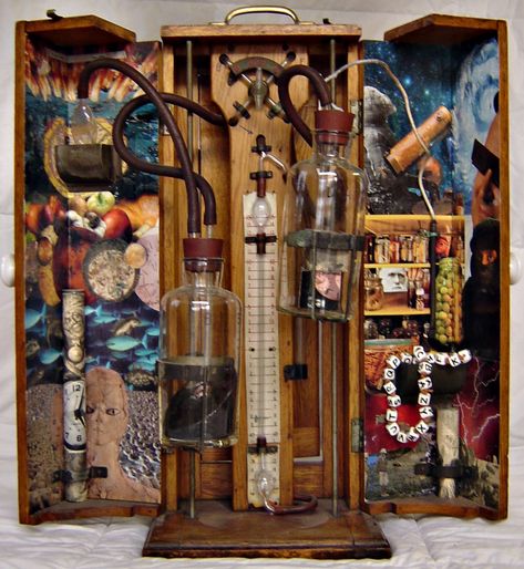 Joseph Cornell — Pioneer of Assemblage Art - Exposition Art Blog - Medium Joseph Cornell Boxes, American Figurative Expressionism, Cornell Box, Shadow Box Kunst, Box Assemblage, Joseph Cornell, Contemporary African Art, Shadow Box Art, Found Object Art