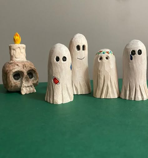 Easy Wood Whittling Projects, Fall Wood Carving, Wood Carving Decor, Wood Carving Halloween, Whittling Beginner, Simple Wood Carving Ideas For Beginners, Halloween Whittling, Easy Whittling Projects For Beginners, Widdling Wood Ideas Easy