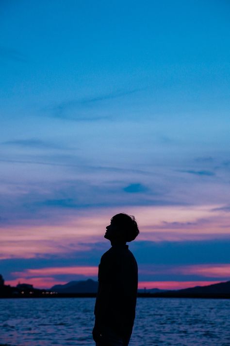 man standing near beach photo – Free Silhouette Image on Unsplash Two Oceans Meet, Acid Graphics, Beach Silhouette, Svt Mingyu, Understand Me, Painting Canvases, Shadow Pictures, Aesthetic Desktop Wallpaper, First Novel