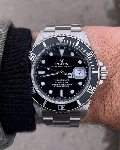 Rolex On Wrist, Rolex 16610, Used Rolex Submariner, Luxury Mens Fashion, Y2k Bracelets, Aesthetic Watches, Rolex Submariner 16610, Bracelet Hermes, Rolex Submariner Black