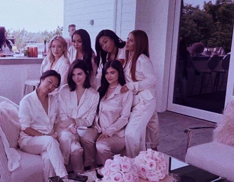 Khloe Kardashian Pregnant Photoshoot, Pajama Baby Shower Ideas, Kylie Jenner Baby Shower, Kylie Baby Shower, Kim Khloe Kourtney, Gender Reveal Outfits, Ideas For Baby Shower, Cute Pregnancy Pictures, Baby Shower Favors Diy