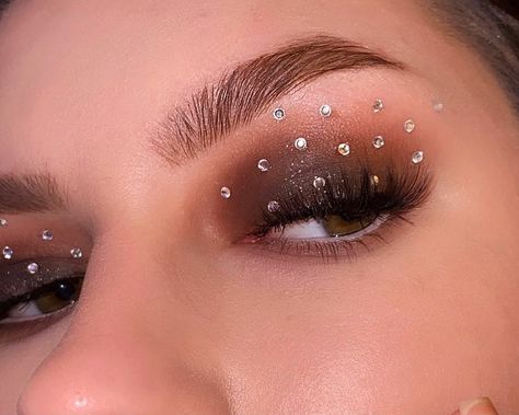 Glitter Gem Eye Makeup, Smokey Eye With Gems, Gemstone Eye Makeup Simple, Nails For Brown Dress, Concert Eyeshadow Looks, Brown Rhinestone Makeup, Gemstone Eye Makeup, Simple Righnstone Makeup, Fall Makeup 2022