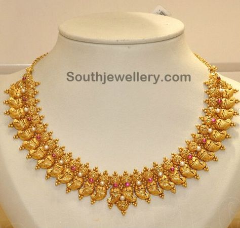 Traditional gold necklace with mango design studded with pearls and rubies. South Jewellery, Latest Jewellery Designs, Mango Necklace, 22 Carat Gold Jewellery, Gold Temple Jewellery, Gold Necklace Indian, Gold Jewelry Simple Necklace, Gold Necklace Indian Bridal Jewelry, Gold Pendant Jewelry