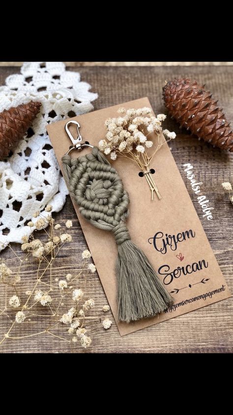 Macrame Wedding, Etsy Wedding Favors, Etsy Christmas, Modern Macrame, Crafts To Make And Sell, Macrame Ideas, Macrame Art, Macrame Projects, Diy Keychain