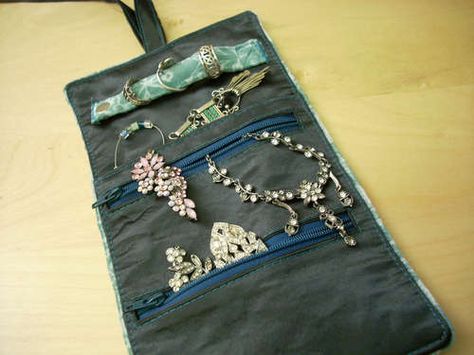 So, I've been looking for a travel jewelry case for a while. Maybe I'll just make my own ;) Diy Jewelry Roll, Jewelry Roll Travel, Diy Travel Bag, Buy Wholesale Jewelry, Jewelry Advice, Jewelry Roll, Travel Jewelry Case, Jewelry Armoire, Jewelry Repair