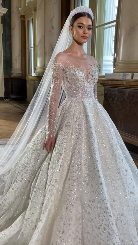 Wedding Dress Royal, Wedding Gown Princess, Royal Wedding Gowns, Robes D'occasion, Sparkle Wedding Dress, Fancy Wedding Dresses, Dress Royal, Princess Ball Gowns, Wedding Ideas Dresses