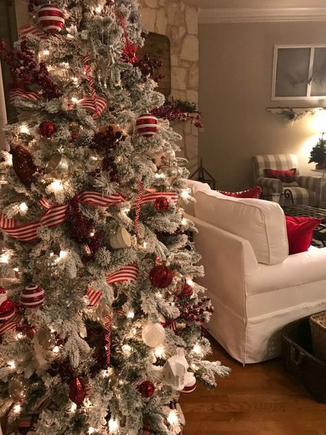 Christmas Tree Inspiration Modern, Stripe Christmas Tree, Christmas Tree Inspiration Rustic, Theme Christmas Decor, Striped Christmas Tree, Christmas Decor 2022, Peppermint Tree, Christmas Tree Decorating Tips, Woodland Christmas Tree