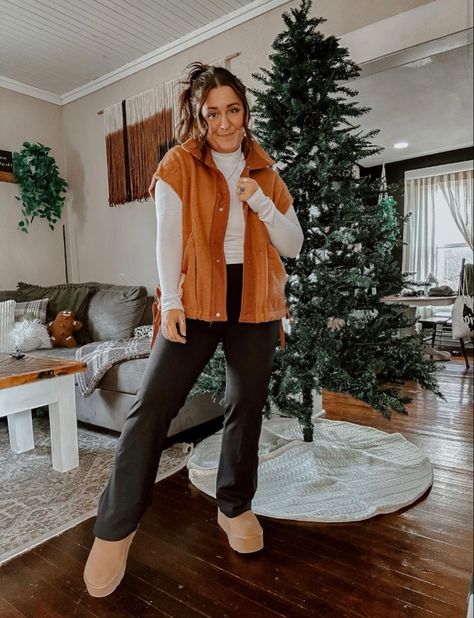 Comfy Thanksgiving Outfit Leggings, Thanksgiving Leggings Outfit, Sherpa Vest Outfits For Women, Trendy Thanksgiving Outfits, Work Outfits For Women 2023, Thanksgiving Outfit Comfy, Night Out Outfit Fall, Thanksgiving Outfit Aesthetic, Fall Outfits Leggings