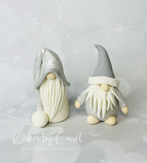 A video tutorial showing you how to make these cute Gonks or gnomes as some people call them, which are ideal for your christmas cakes Clay Christmas Gonks, Christmas Cake Ornaments, Diy Clay Gnomes Tutorials, Christmas Gonks Gnomes, How To Make A Gonk, Gonk Christmas Cake, Polymer Clay Gnomes Tutorial, Clay Christmas Gnomes, Christmas Cake Decorations Fondant