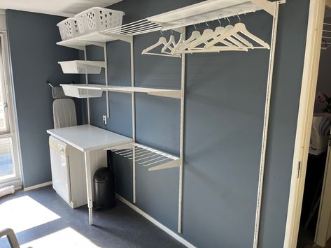 Boaxel (ikea) systeem. Muurverf histor “sheffield Gray” Ikea Boaxel Laundry, Boaxel Ikea Ideas, Boaxel Ikea, Utility Toilet, Ikea Boaxel, Wardrobe Storage, Laundry Room Organization, Laundry Room Design, Home Deco