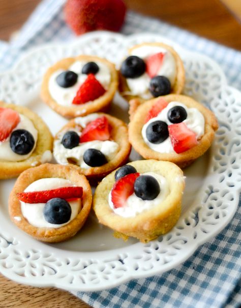 Fruit Pizza Cups, Patriotic Fruit Pizza, Pizza Birthday Cake, Fruit Pizza Frosting, Fruit Pizza Bar, Fruit Pizzas, Fruit Pizza Designs, Fruit Pizza Sugar Cookie Recipe, Fruit Pizza Crust